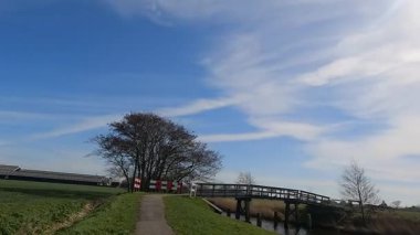 Güneşli bir sonbahar gününde Friesland 'da bisiklet sürmek