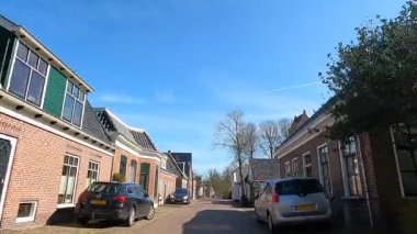 Güneşli bir sonbahar gününde Friesland 'da bisiklet sürmek