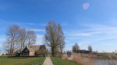 Güneşli bir sonbahar gününde Friesland 'da bisiklet sürmek