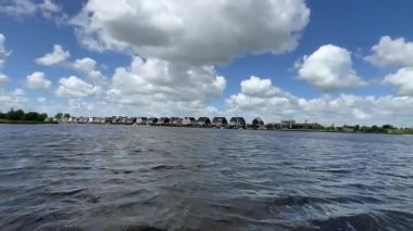 Hollanda, Friesland, Sneek 'te nehrin yanında bir ev.