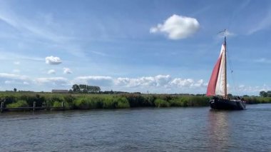 Hollanda 'daki Friesland göllerinde yelken açmak.