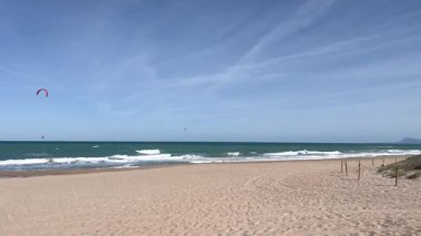 Katalonya İspanya 'sında, Lestartit plajında uçurtma turu.