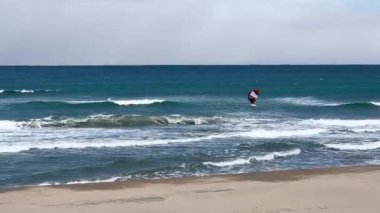 Katalonya İspanya 'nın Estartit plajında rüzgar bulutu