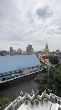 Bangkok, Tayland 'daki Wat Khun Budizm Tapınağı' nın yanındaki kanala bak.