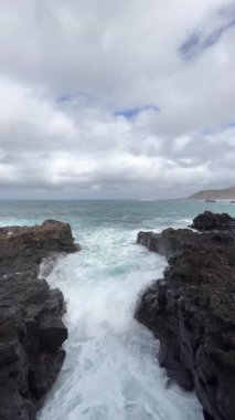 Las Palmas de Grand Canaria 'daki kayalık sahillerde büyük dalgalar