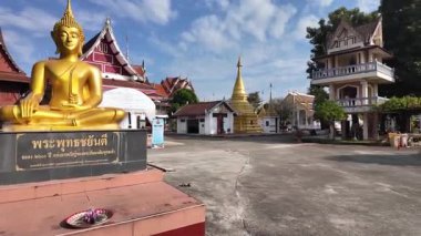 Lampang, Tayland 'da Wat Koh Walukaram' da dolaşıyorum.
