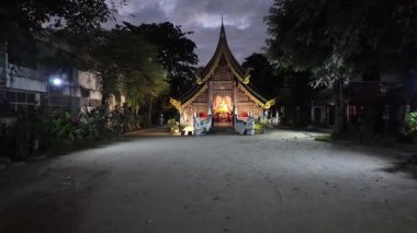 Gece Chiang Mai, Tayland 'da Wat Pan Sao Budist tapınağına doğru yürüyorum.