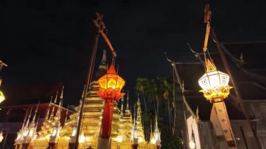 Gece Chiang Mai, Tayland 'da Wat Phantao' da Fenerlerin etrafında yürümek