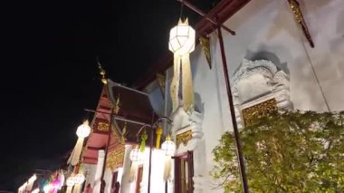 Gece vakti Chiang Mai, Tayland 'da Wat Chedi Luang Budist tapınağında dolaşmak.