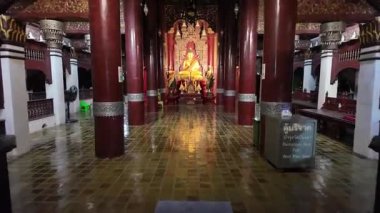 Gece Chiang Mai, Tayland 'daki Wat Pan Sao Budist tapınağına yürüyorum.