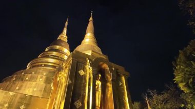 Gece Chiang Mai, Tayland 'da Wat Phra Singh Woramahawihan Budist Tapınağı' nda dolaşmak