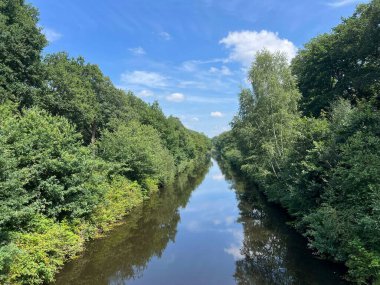 Hollanda, Drenthe 'deki okul müdürü çevresindeki Oranje Kanalı