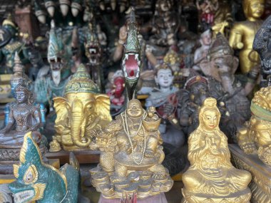 Bangkok, Tayland 'daki Charoen Nakhon yolunda heykeller.