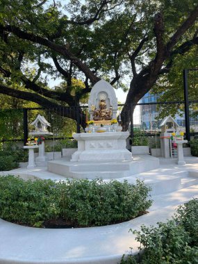 Bangkok, Tayland 'daki Lumphini Parkı' nın etrafındaki tapınma heykeli.