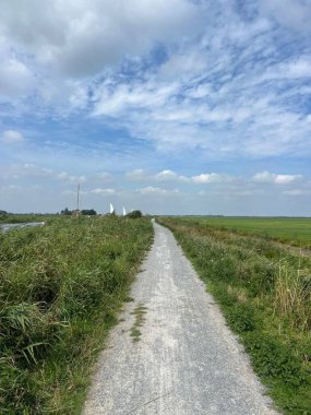 Hollanda Friesland 'da Broek' in etrafındaki çakıl yolu.