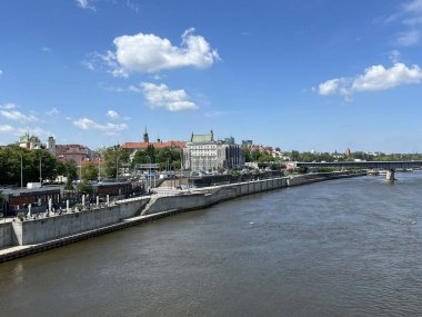 Polonya 'nın Varşova kentindeki Vistula Nehri üzerinde yaya ve bisiklet köprüsü