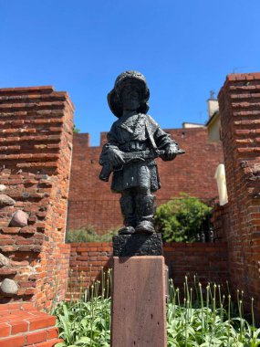 Varşova 'nın Polonya' daki eski kasabasının hemen yanındaki küçük isyancı heykeli.