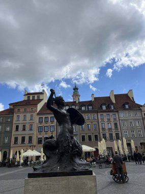 Polonya 'nın Varşova şehrinde deniz kızı heykeli