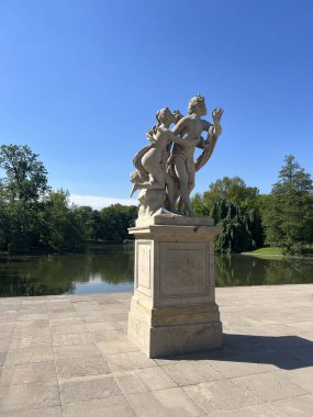 Varşova Polonya 'daki Lazienki Parkı' ndaki Ada 'daki Saray' da heykel
