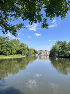Varşova Polonya 'daki Lazienki Parkı' ndaki Ada Sarayı