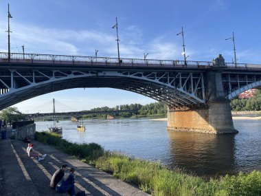 Varşova, Polonya 'daki Vistula nehri boyunca yaşayan insanlar