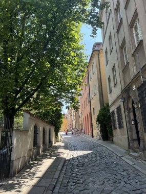 Eski Varşova Polonya kasabasında yürüyen turistler