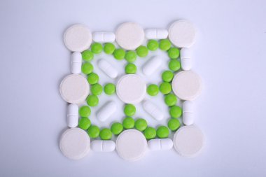 Beyaz arkaplanda izole edilmiş hapların kapsülünü kapat