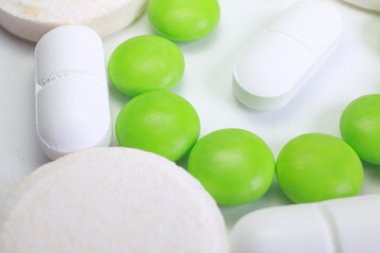 Beyaz arkaplanda izole edilmiş hapların kapsülünü kapat