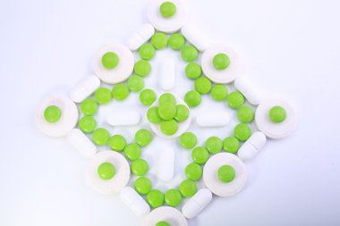 Beyaz arkaplanda izole edilmiş hapların kapsülünü kapat