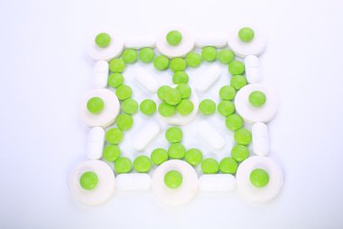 Beyaz arkaplanda izole edilmiş hapların kapsülünü kapat