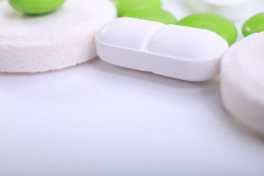 Beyaz arkaplanda izole edilmiş hapların kapsülünü kapat