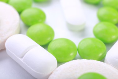 Beyaz arkaplanda izole edilmiş hapların kapsülünü kapat