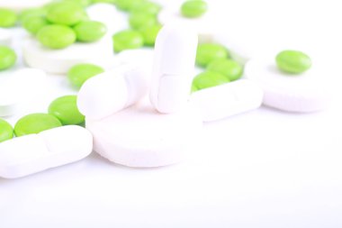 Beyaz arkaplanda izole edilmiş hapların kapsülünü kapat