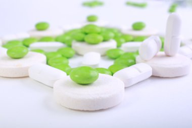 Beyaz arkaplanda izole edilmiş hapların kapsülünü kapat