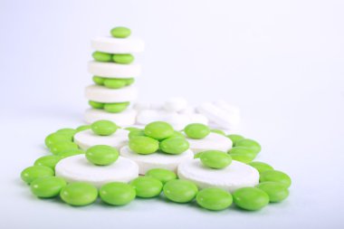 Beyaz arkaplanda izole edilmiş hapların kapsülünü kapat