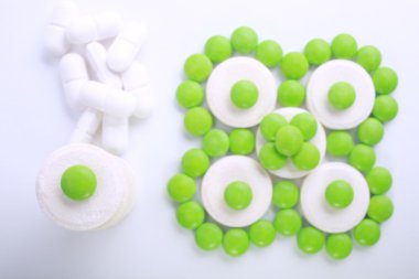 Beyaz arkaplanda izole edilmiş hapların kapsülünü kapat