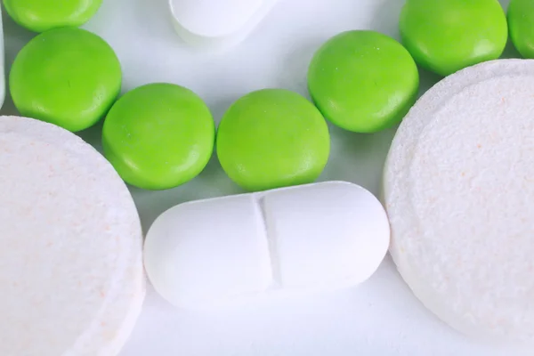 Beyaz arkaplanda izole edilmiş hapların kapsülünü kapat