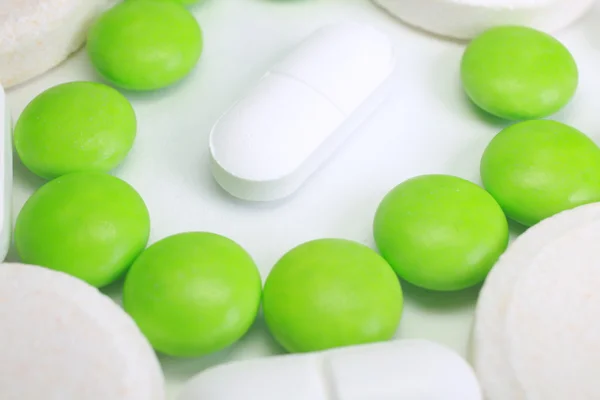 Beyaz arkaplanda izole edilmiş hapların kapsülünü kapat