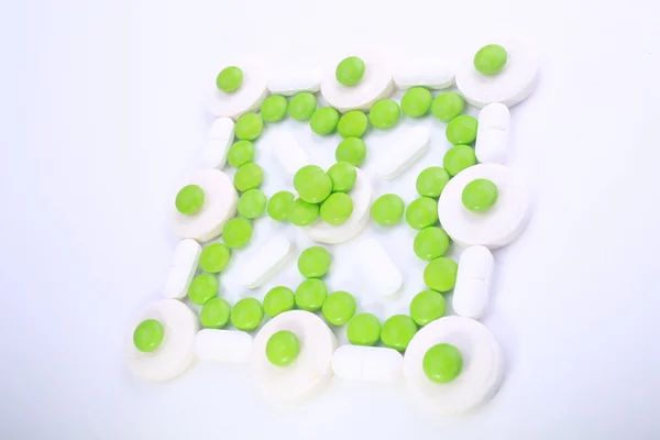 Beyaz arkaplanda izole edilmiş hapların kapsülünü kapat