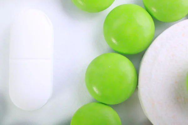 Beyaz arkaplanda izole edilmiş hapların kapsülünü kapat