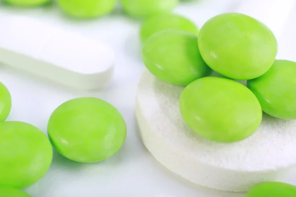 Beyaz arkaplanda izole edilmiş hapların kapsülünü kapat