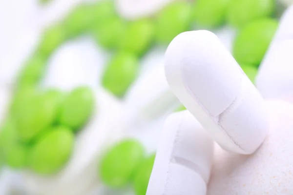 Beyaz arkaplanda izole edilmiş hapların kapsülünü kapat