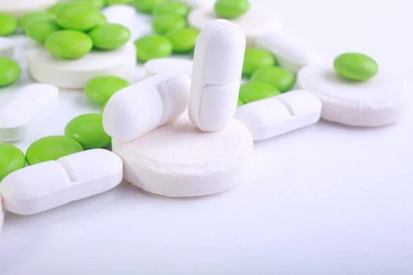 Beyaz arkaplanda izole edilmiş hapların kapsülünü kapat