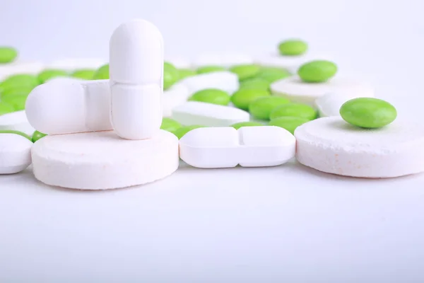 Beyaz arkaplanda izole edilmiş hapların kapsülünü kapat