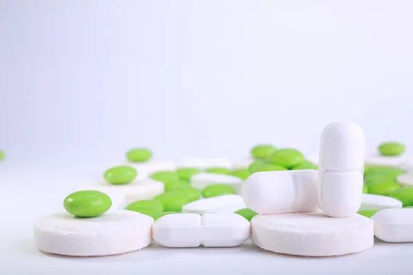 Close-up van pillen capsule geïsoleerd op witte achtergrond — Stockfoto