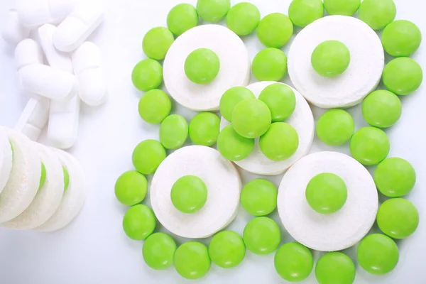 Beyaz arkaplanda izole edilmiş hapların kapsülünü kapat