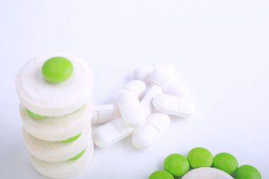 Beyaz arkaplanda izole edilmiş hapların kapsülünü kapat