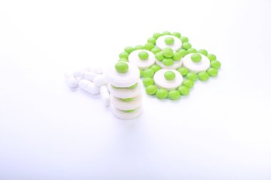 Beyaz arkaplanda izole edilmiş hapların kapsülünü kapat