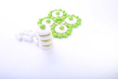 Beyaz arkaplanda izole edilmiş hapların kapsülünü kapat