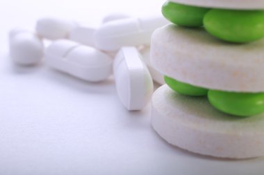 Beyaz arkaplanda izole edilmiş hapların kapsülünü kapat